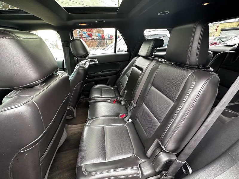 Ford Explorer Vehicle Full-screen Gallery Image 09