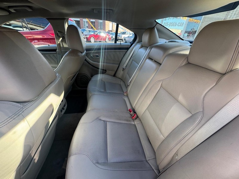 Ford Taurus Vehicle Full-screen Gallery Image 05