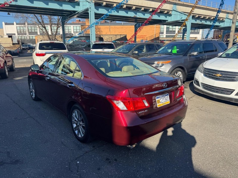 Lexus ES 350 Vehicle Full-screen Gallery Image 02