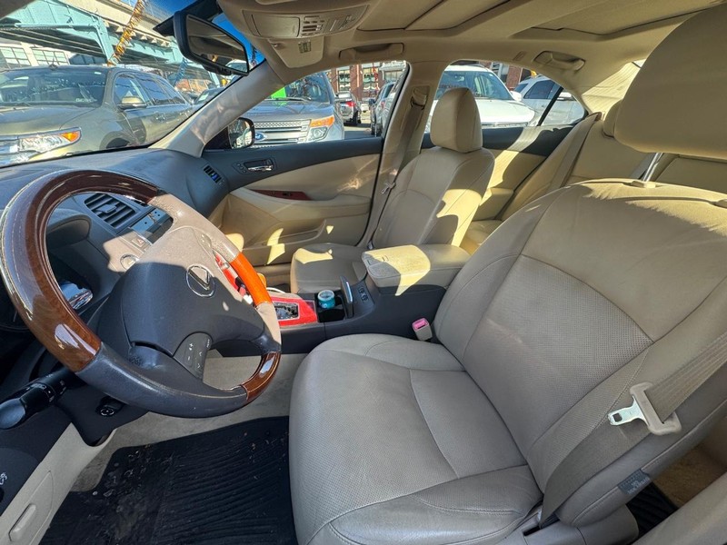 Lexus ES 350 Vehicle Full-screen Gallery Image 03