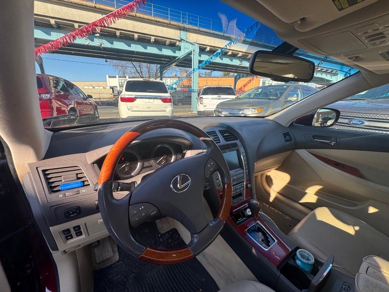 Lexus ES 350 Vehicle Full-screen Gallery Image 04