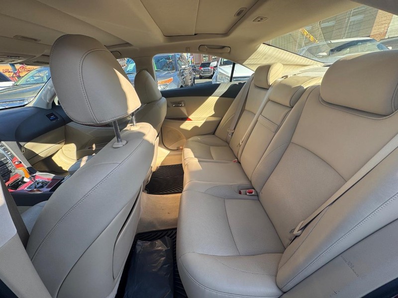 Lexus ES 350 Vehicle Full-screen Gallery Image 05