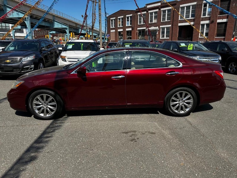 Lexus ES 350 Vehicle Full-screen Gallery Image 06