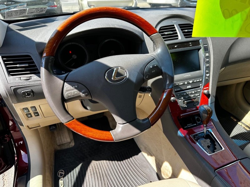 Lexus ES 350 Vehicle Full-screen Gallery Image 07
