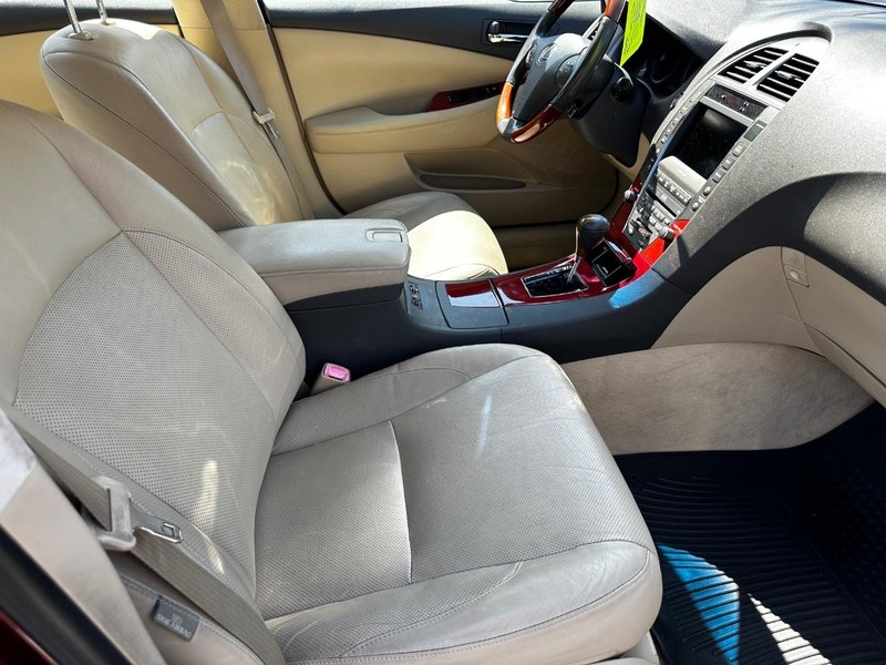 Lexus ES 350 Vehicle Full-screen Gallery Image 09