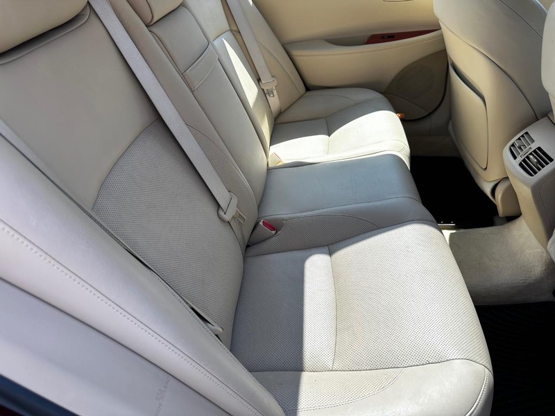 Lexus ES 350 Vehicle Full-screen Gallery Image 10