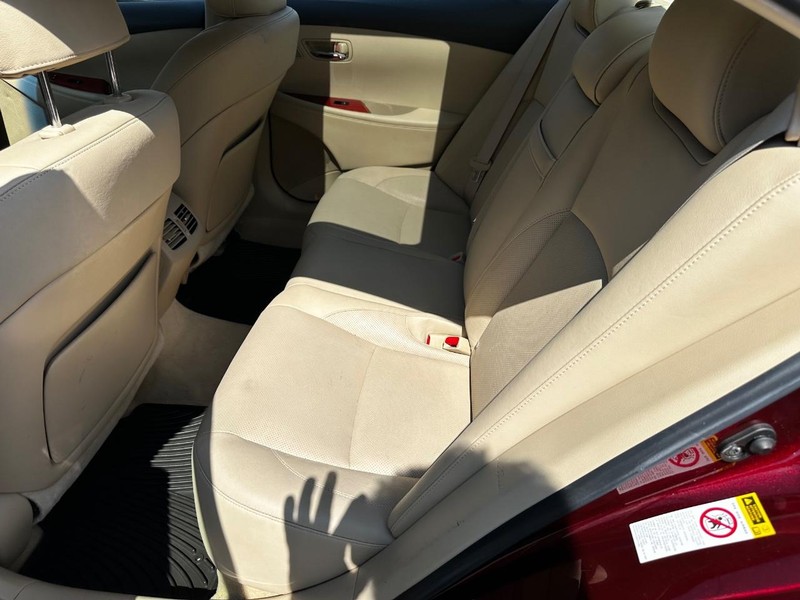 Lexus ES 350 Vehicle Full-screen Gallery Image 11
