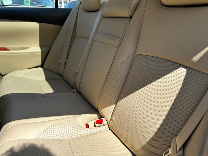 Lexus ES 350 Vehicle Full-screen Gallery Image 12