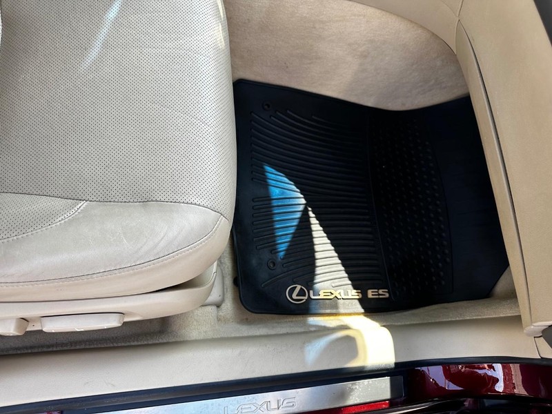 Lexus ES 350 Vehicle Full-screen Gallery Image 14