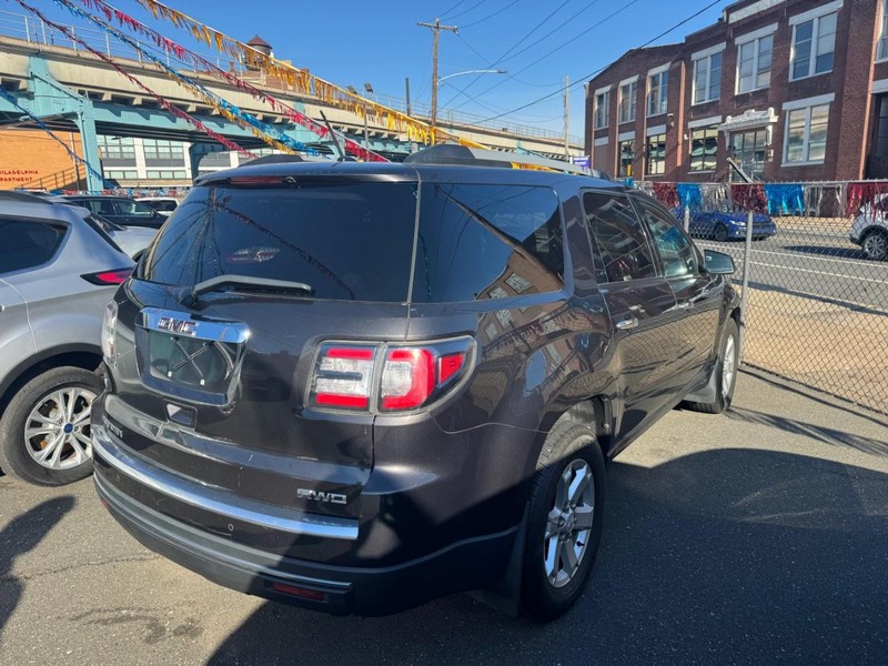 GMC Acadia Vehicle Full-screen Gallery Image 02