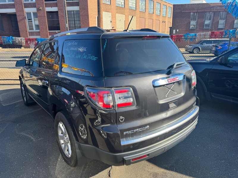 GMC Acadia Vehicle Full-screen Gallery Image 03