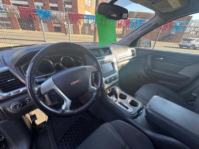 GMC Acadia Vehicle Full-screen Gallery Image 04