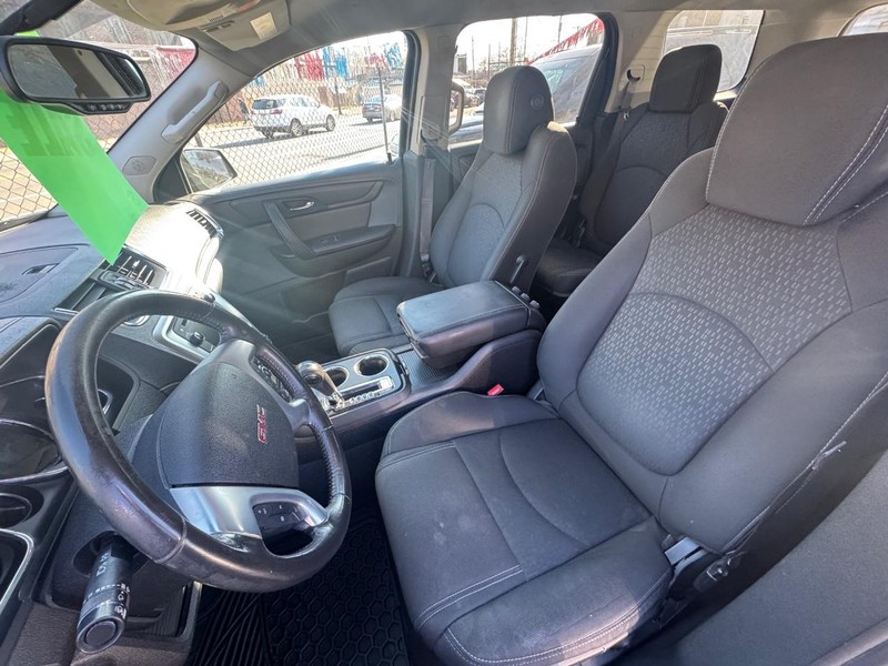 GMC Acadia Vehicle Full-screen Gallery Image 05