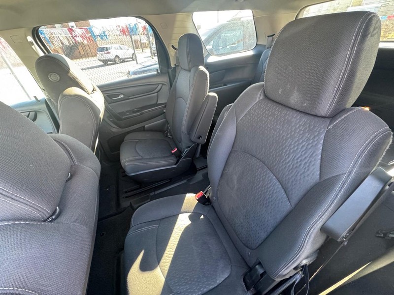 GMC Acadia Vehicle Full-screen Gallery Image 06