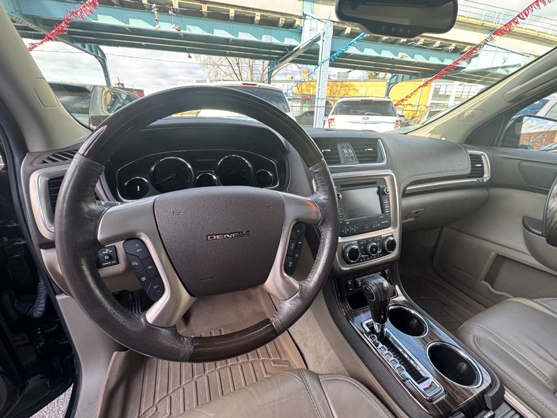 GMC Acadia Vehicle Full-screen Gallery Image 05