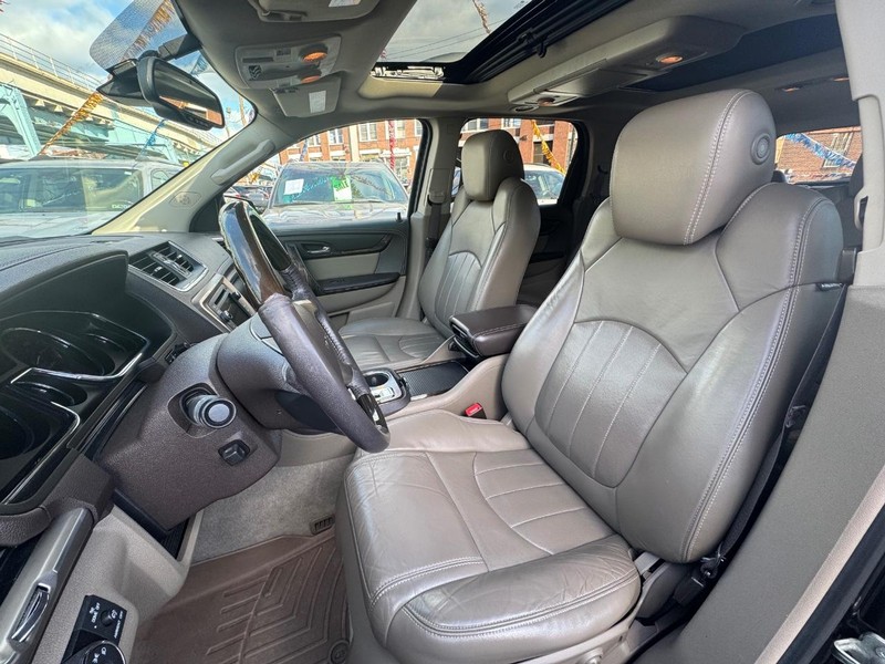 GMC Acadia Vehicle Full-screen Gallery Image 06