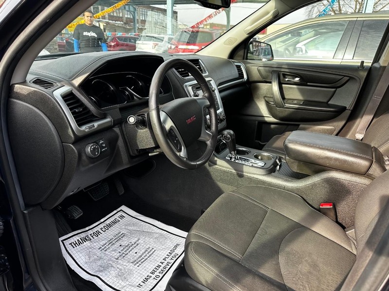 GMC Acadia Vehicle Full-screen Gallery Image 05