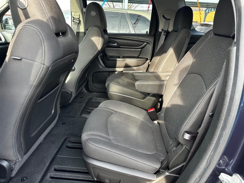 GMC Acadia Vehicle Full-screen Gallery Image 06