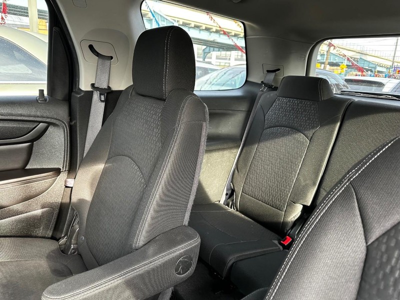 GMC Acadia Vehicle Full-screen Gallery Image 07