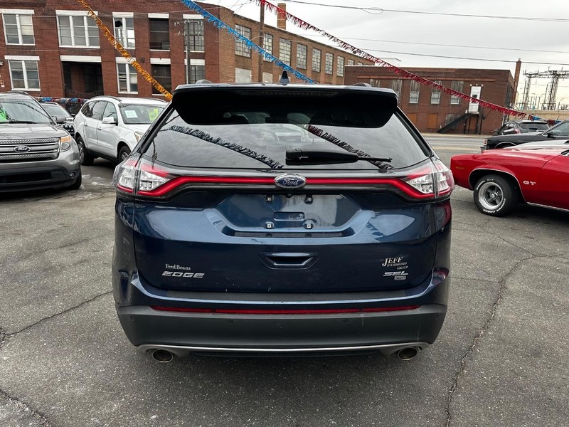 Ford Edge Vehicle Full-screen Gallery Image 05