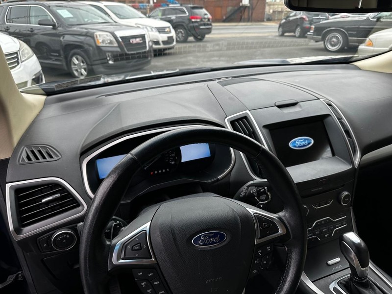 Ford Edge Vehicle Full-screen Gallery Image 09