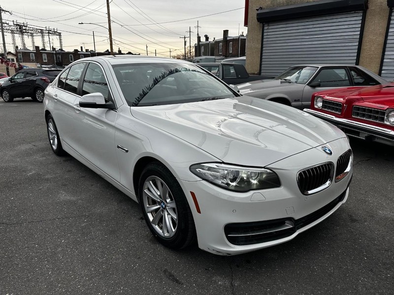 BMW 5 Series Vehicle Full-screen Gallery Image 02