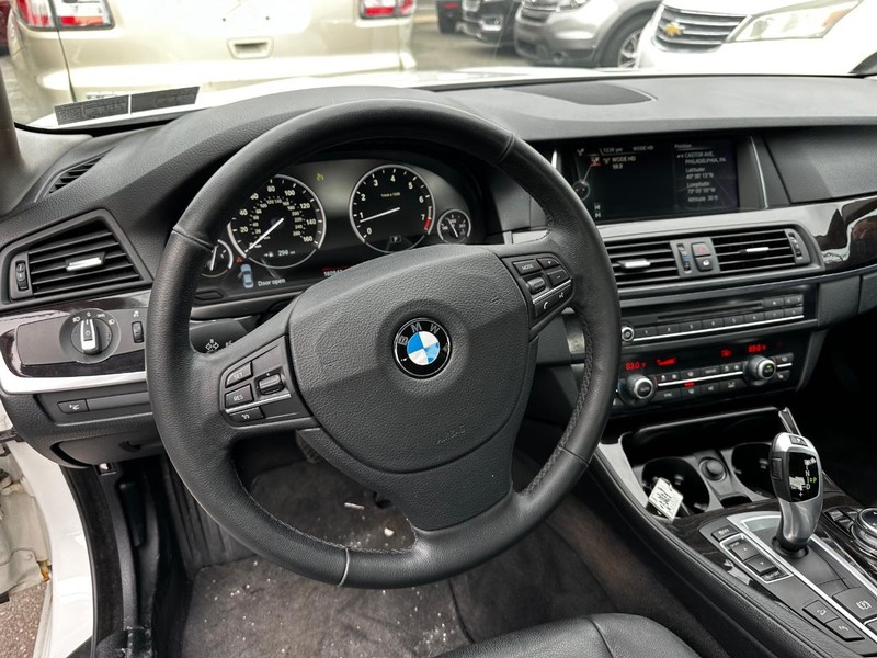 BMW 5 Series Vehicle Full-screen Gallery Image 03