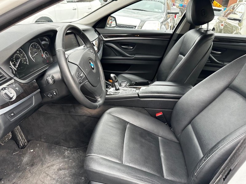 BMW 5 Series Vehicle Full-screen Gallery Image 04