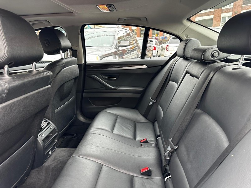 BMW 5 Series Vehicle Full-screen Gallery Image 05