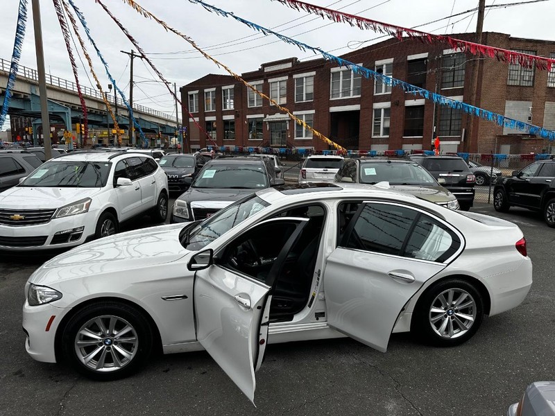 BMW 5 Series Vehicle Full-screen Gallery Image 06