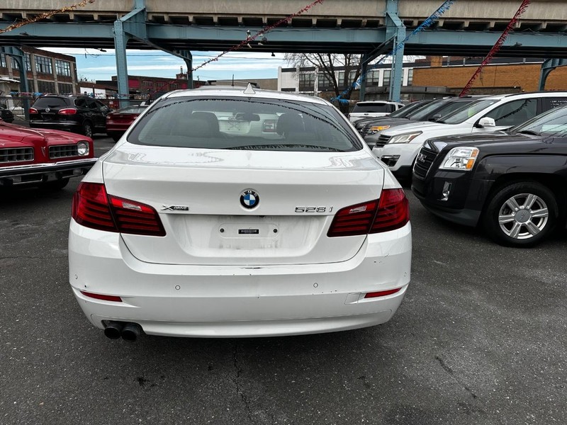 BMW 5 Series Vehicle Full-screen Gallery Image 07