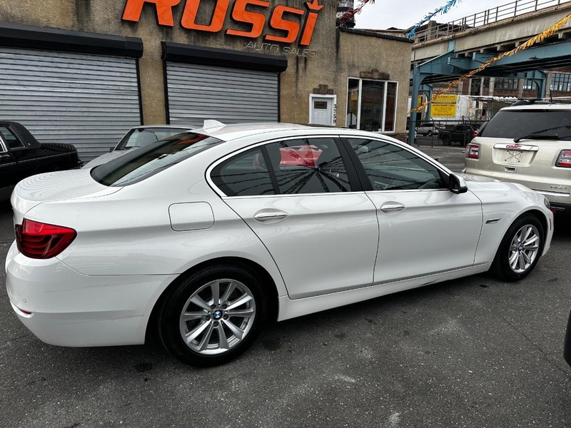 BMW 5 Series Vehicle Full-screen Gallery Image 08