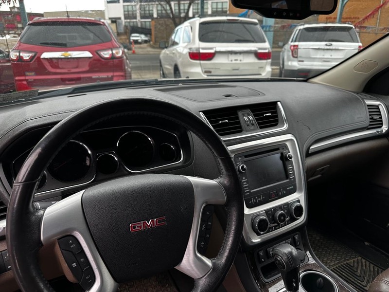 GMC Acadia Vehicle Full-screen Gallery Image 06