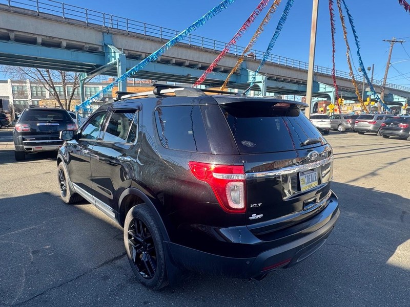 Ford Explorer Vehicle Full-screen Gallery Image 03