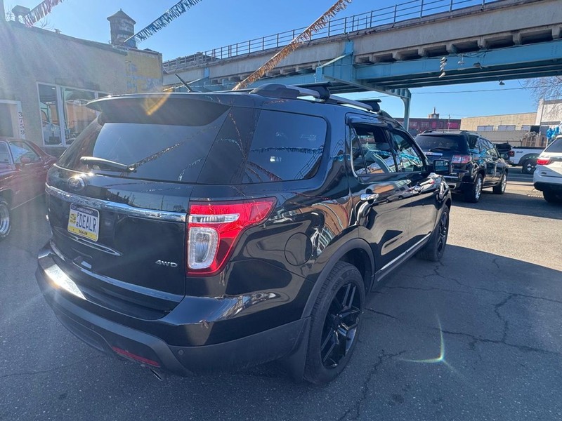 Ford Explorer Vehicle Full-screen Gallery Image 04