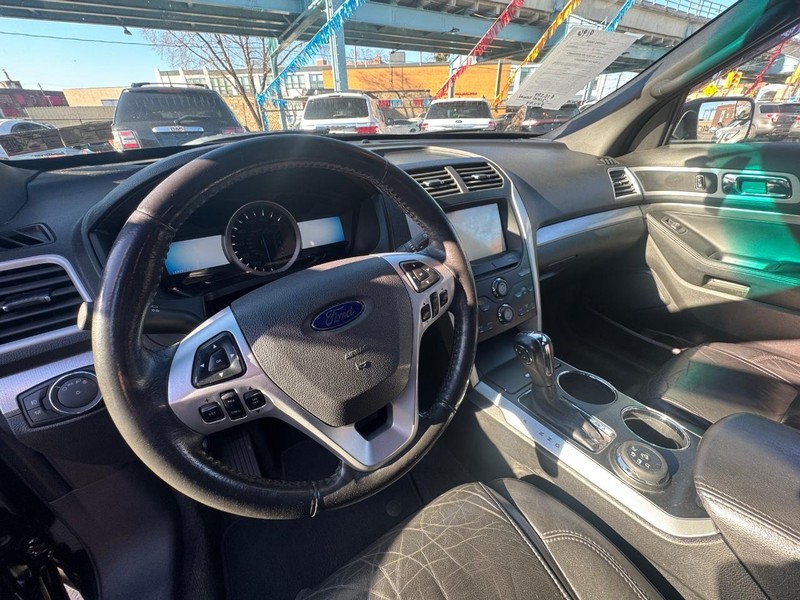 Ford Explorer Vehicle Full-screen Gallery Image 05