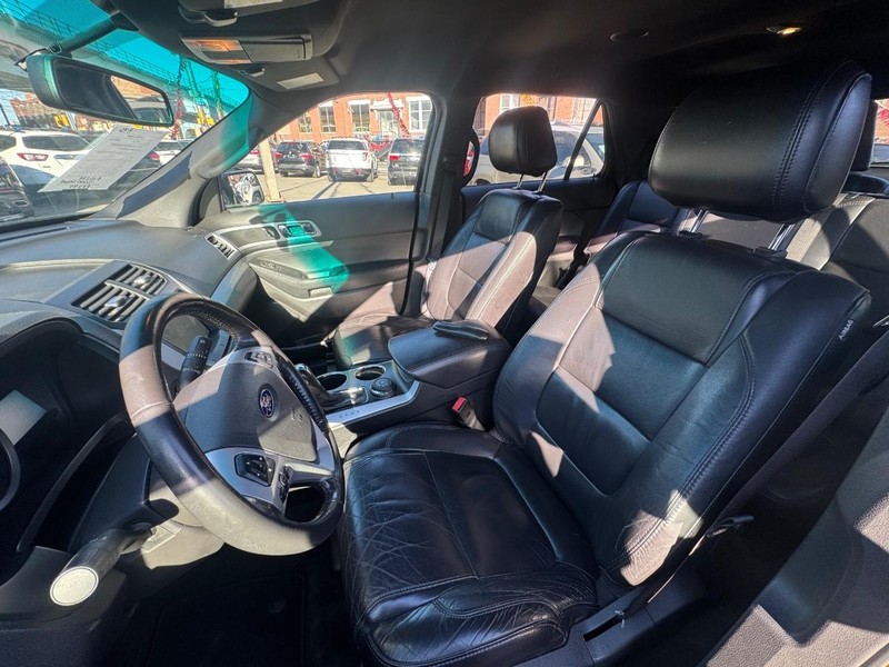 Ford Explorer Vehicle Full-screen Gallery Image 06