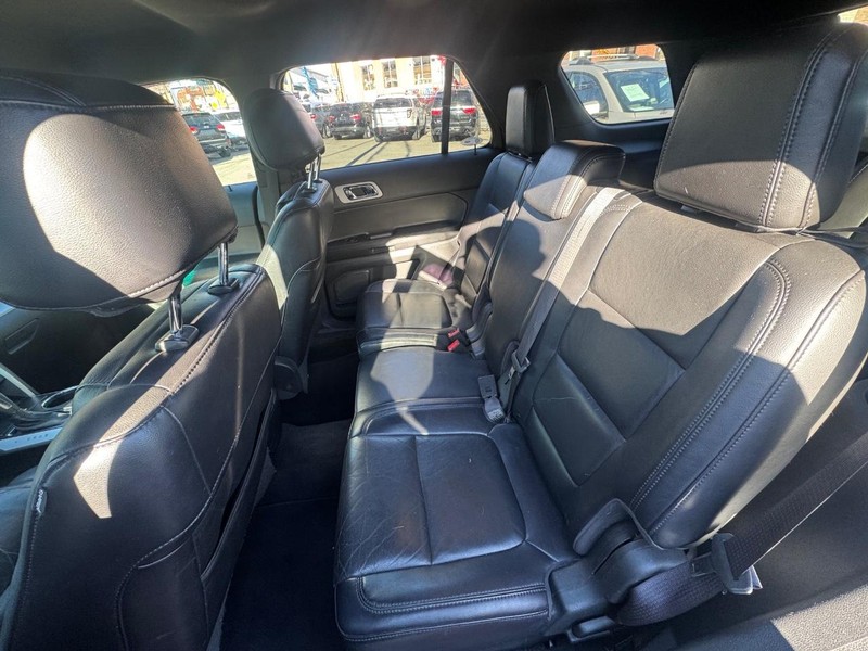 Ford Explorer Vehicle Full-screen Gallery Image 07