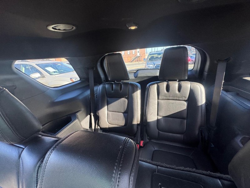 Ford Explorer Vehicle Full-screen Gallery Image 08