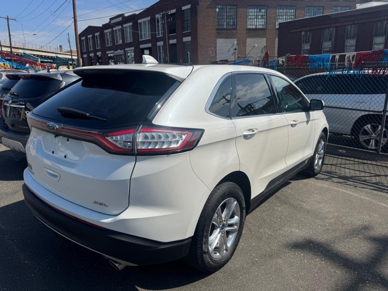 Ford Edge Vehicle Full-screen Gallery Image 04