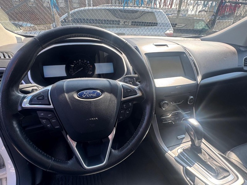 Ford Edge Vehicle Full-screen Gallery Image 05