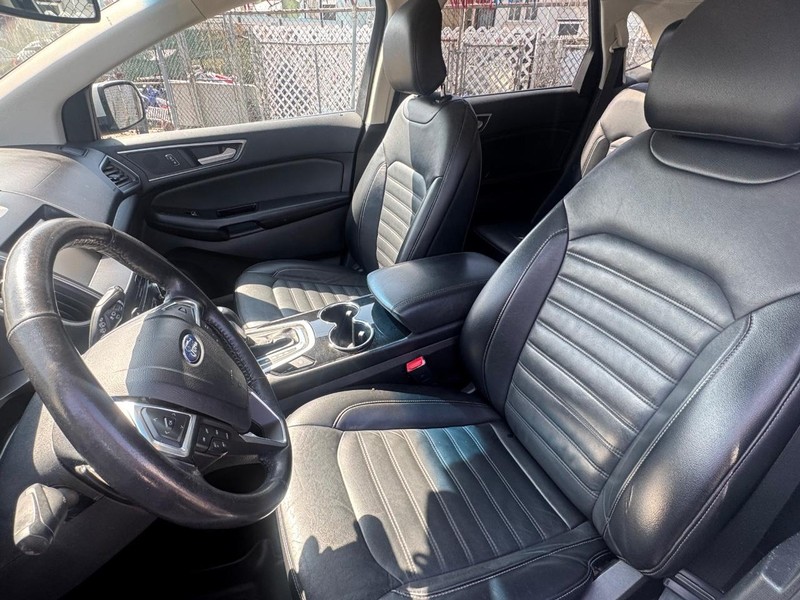 Ford Edge Vehicle Full-screen Gallery Image 06