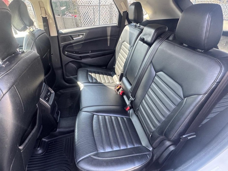 Ford Edge Vehicle Full-screen Gallery Image 07