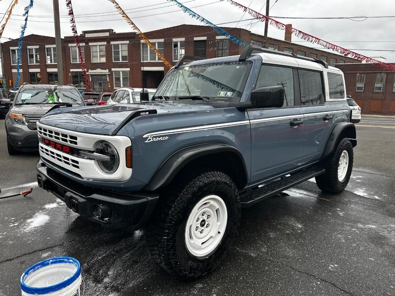 Ford Bronco Vehicle Full-screen Gallery Image 02