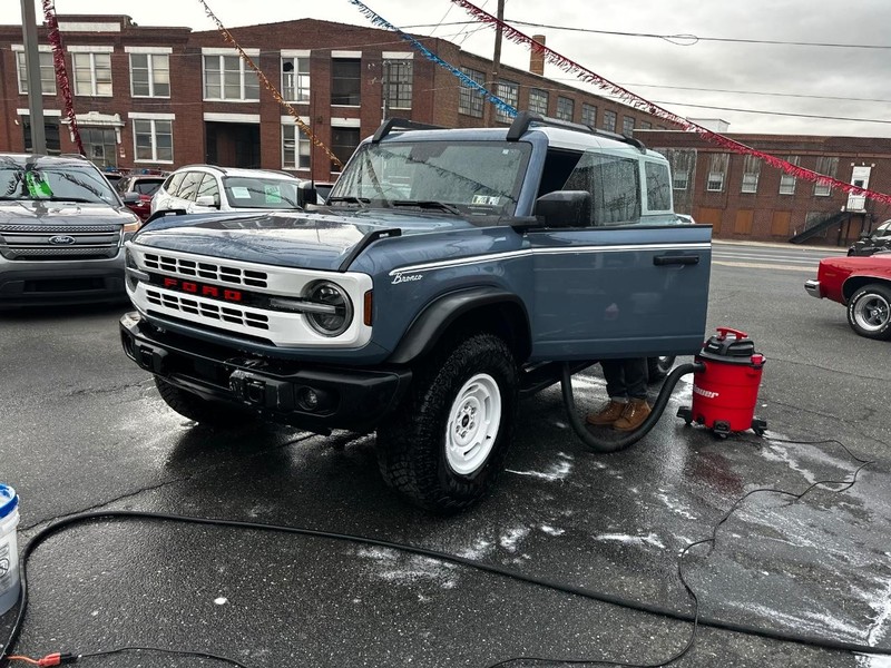 Ford Bronco Vehicle Full-screen Gallery Image 03