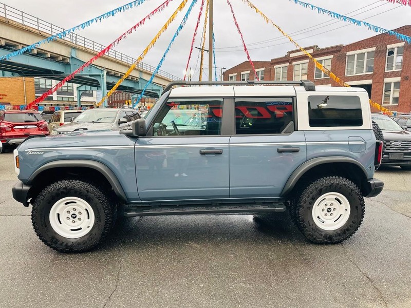 Ford Bronco Vehicle Full-screen Gallery Image 04