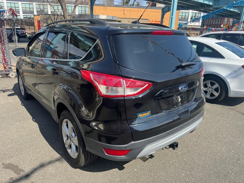 Ford Escape Vehicle Full-screen Gallery Image 03