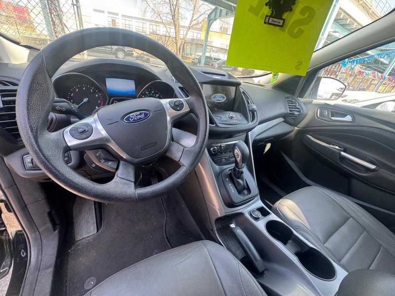 Ford Escape Vehicle Full-screen Gallery Image 05