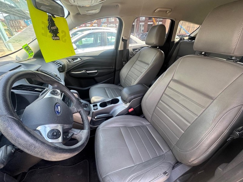 Ford Escape Vehicle Full-screen Gallery Image 06