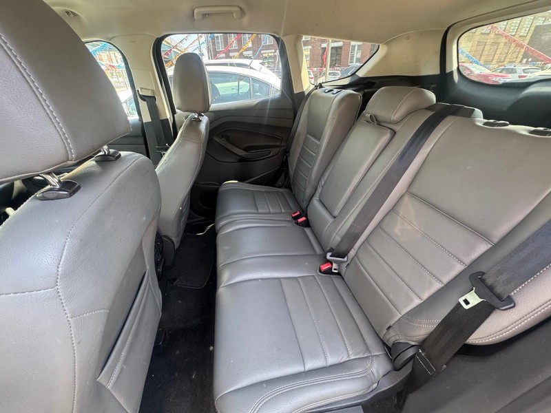 Ford Escape Vehicle Full-screen Gallery Image 07